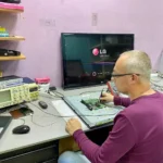 Мастер ремонтирует телевизоров в городе Алматы